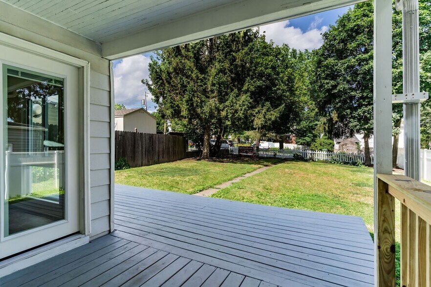 Building Photo - 20 Laurel St