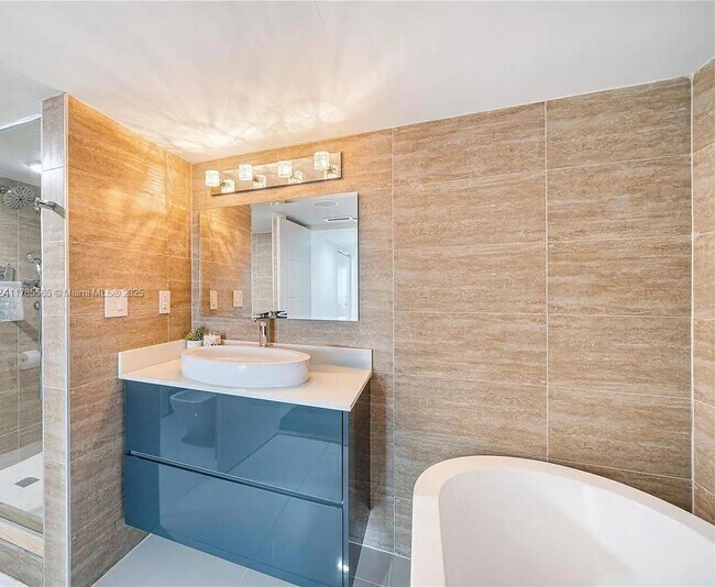 Building Photo - North Bayshore Drive, Miami, FL 33132 - 3 BR 2.5 BA condo