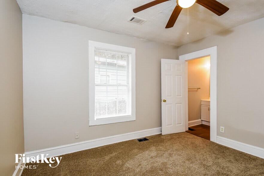 Building Photo - 1583 Pineview Terrace SW