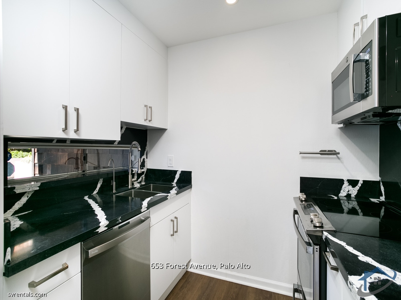 Building Photo - 653 Forest Ave