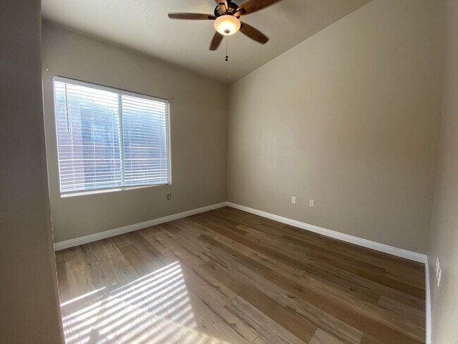 Building Photo - Modern Condo in Gated Community!