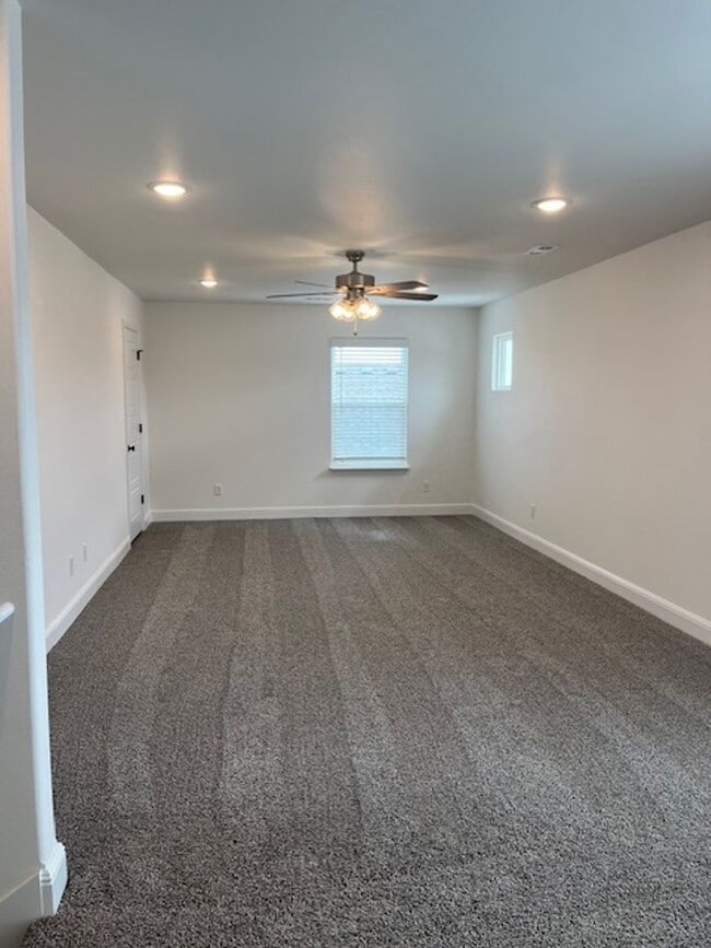 Building Photo - 1 year new Construction!