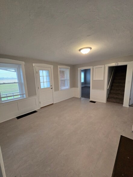 Entry Room - 900 Thomas Rd