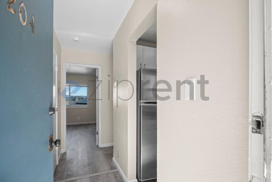 Building Photo - Unit 204