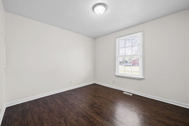 Building Photo - 3 Bedroom Pet Friendly Home For Rent!