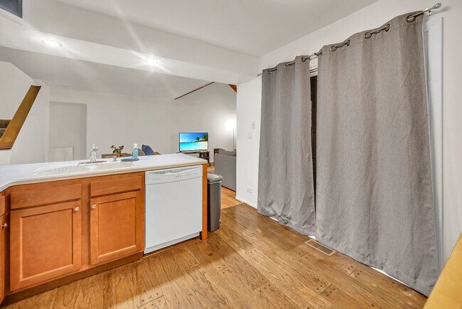 Building Photo - 633 Chip Ct