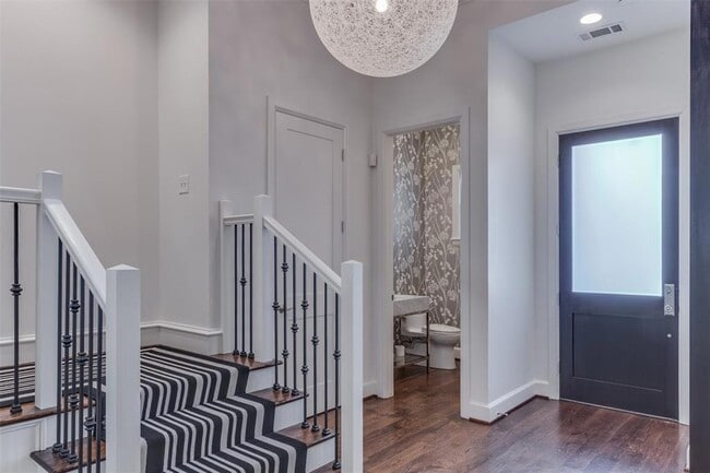 Building Photo - 418 NE 2nd St