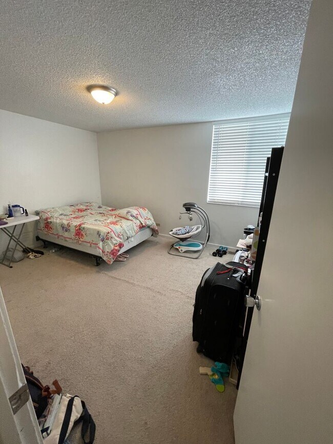 Building Photo - Spacious Ground Level 2 Bedroom 1 Bath