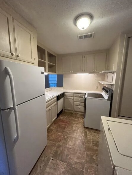 Building Photo - 208 W 1st St