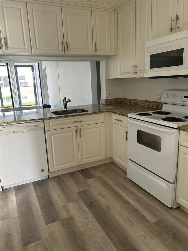 Building Photo - 203 Lake Pointe Dr