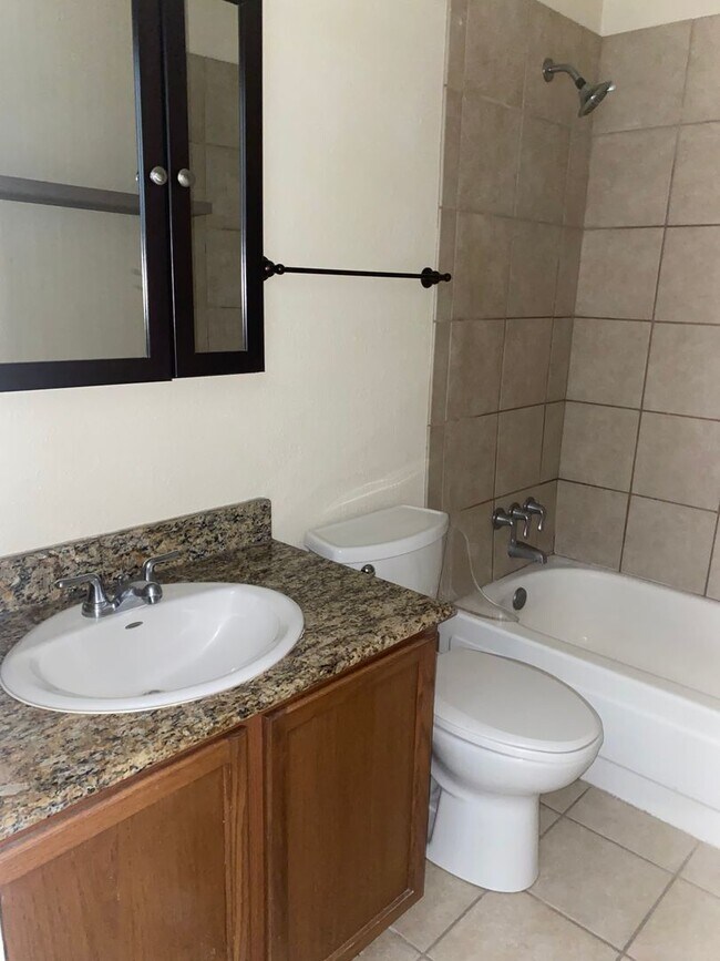 Building Photo - Beautiful Lake Plaza 1 Bedroom / 1 Bath Condo - Awesome Location