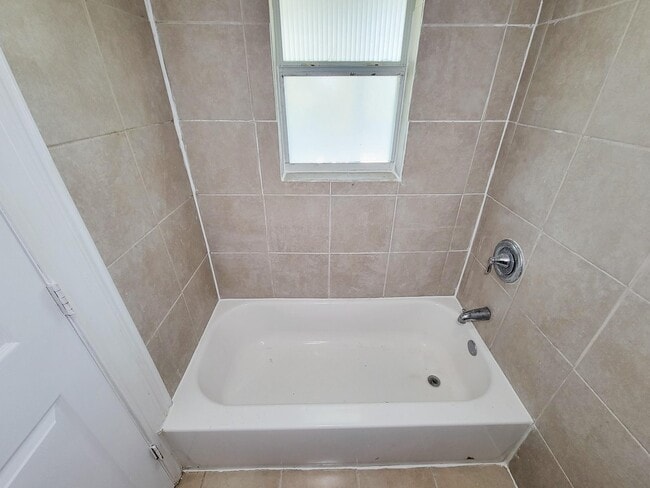 Building Photo - 711 Ave A Ave