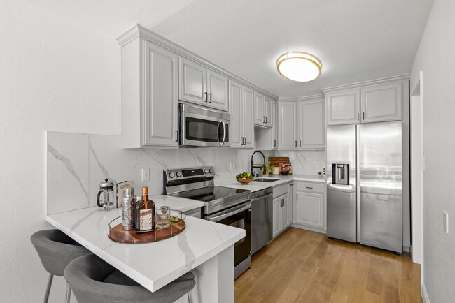 Building Photo - BEAUTIFULLY REMODELED CATHEDRAL HILL CONDO...