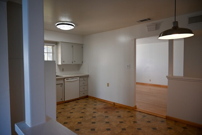 Building Photo - 881 W Rialto Ave