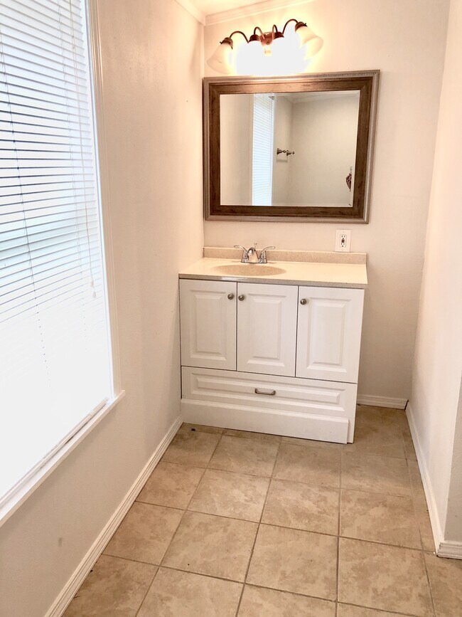 Building Photo - 3br/2ba cottage by LSU with all new appl, 2nd house from River Road