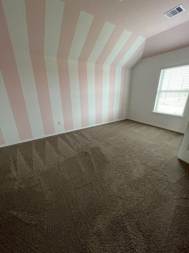 Building Photo - Large Beautiful Home located in the heart ...