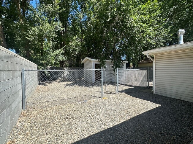 Building Photo - 2 bedroom 2 bathroom duplex available for ...