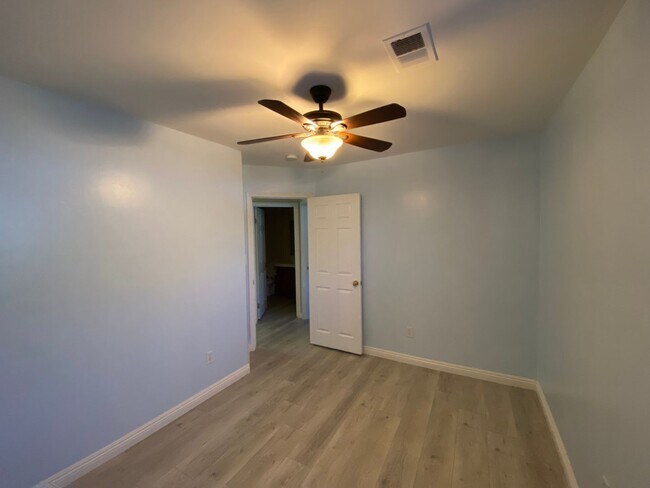 Building Photo - Adorable Home in NW Bakersfield
