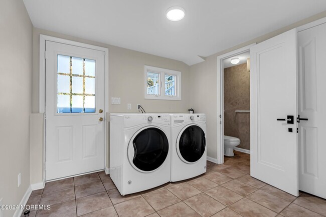 Building Photo - 215 Hollywood Ave