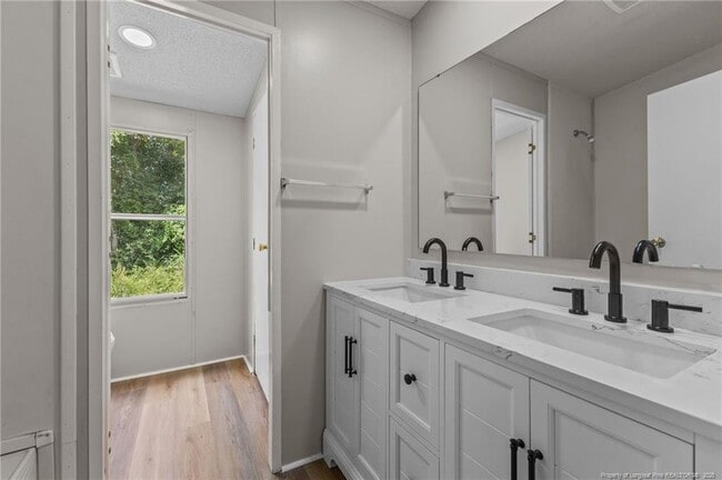 Building Photo - 97 Turf Dr