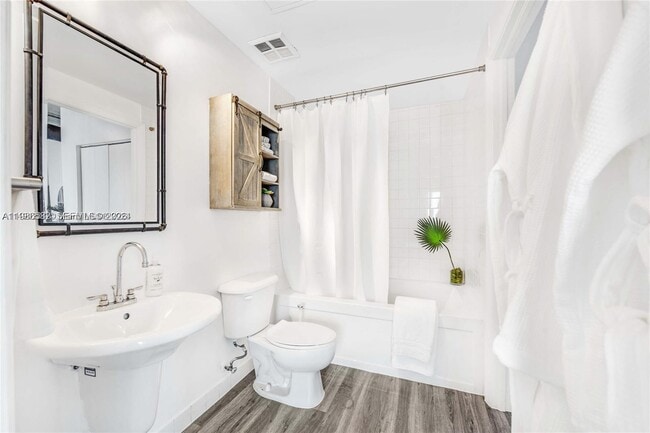 Building Photo - 10 SW South River Dr