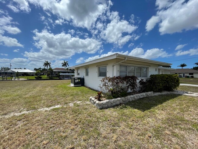 Building Photo - Charming Waterfront Home in Cape Coral – P...
