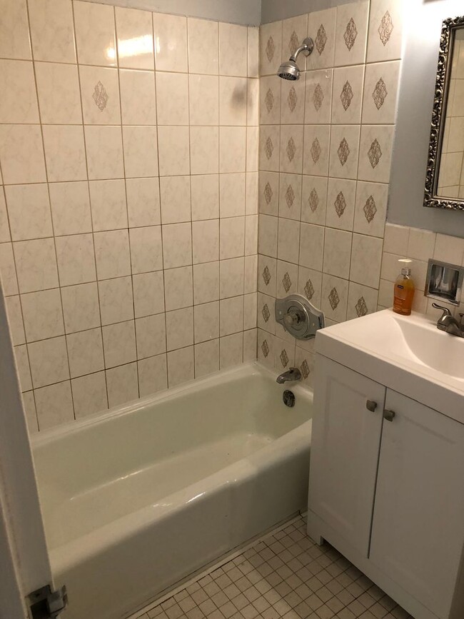 Building Photo - 2 Bedroom 2 Bath Newly Remodeled Unit. Hea...