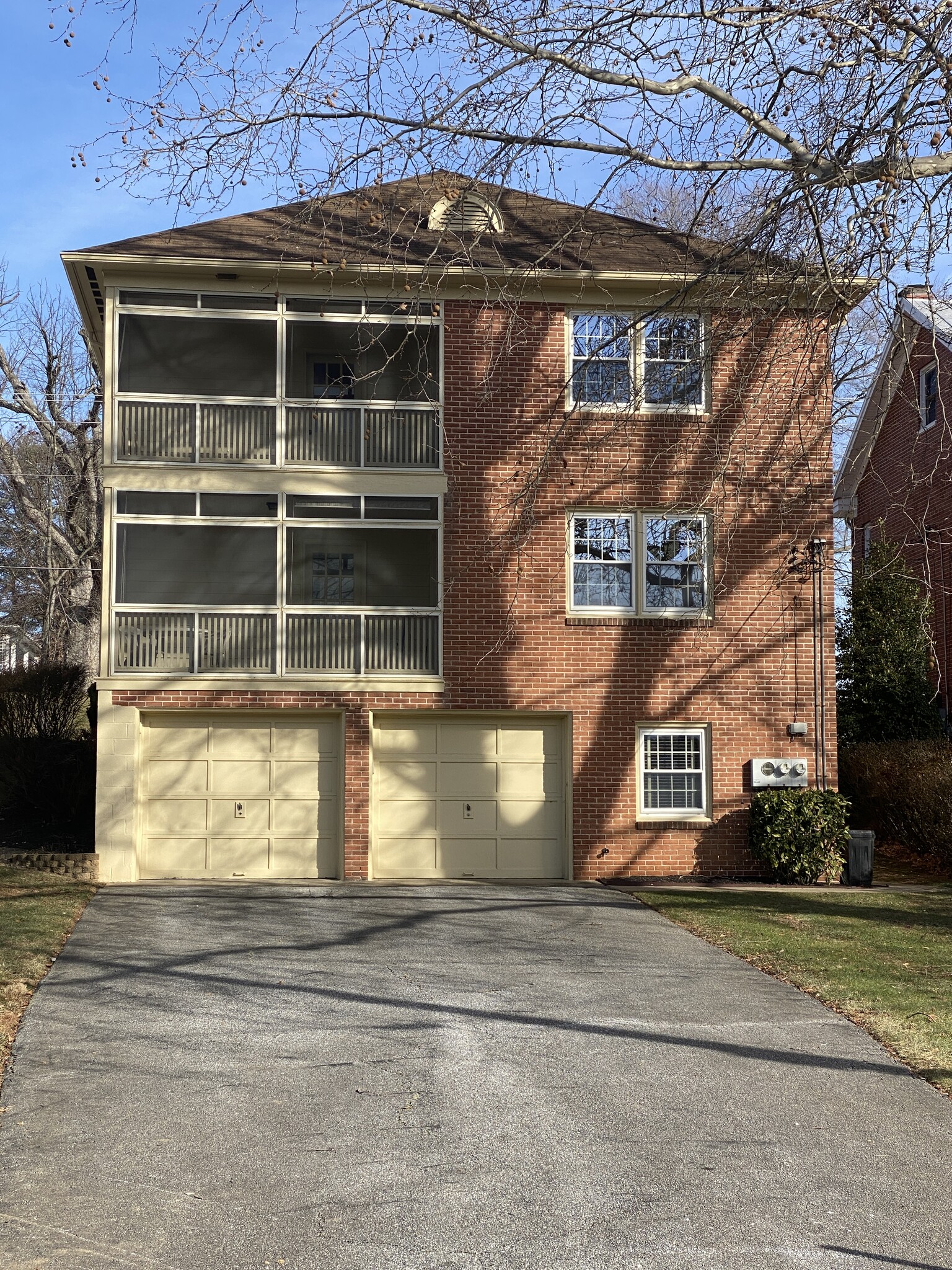 Garage and driveway - 138 Willis St