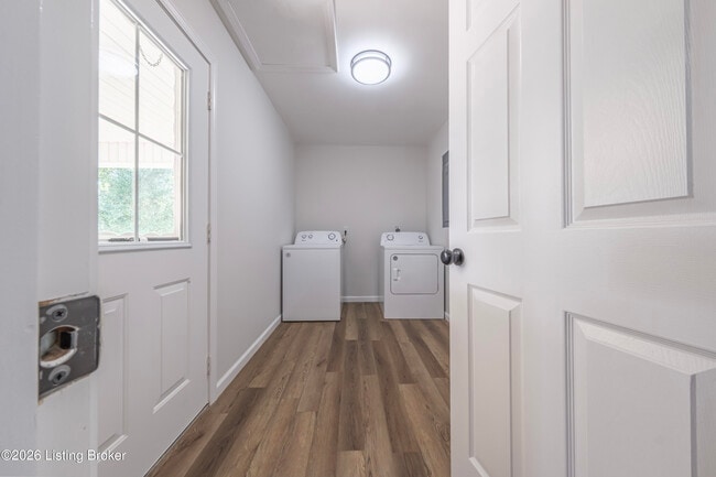 Building Photo - 309 E 6th St