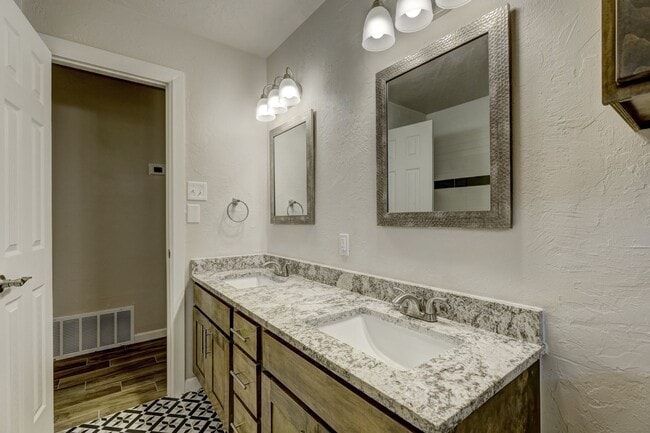 Building Photo - Spacious Elegance: Open Floor Plan, Dual V...