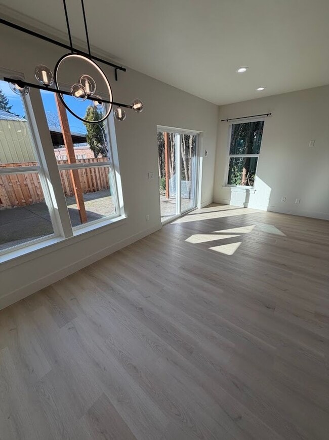 Building Photo - Modern Living Duplex in Keizer