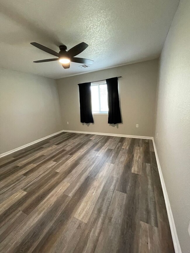 Building Photo - GREAT LOCATION! PLENTY OF STORAGE!