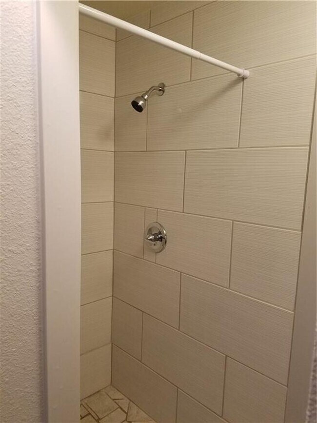 Building Photo - 4 bedroom 2 bath