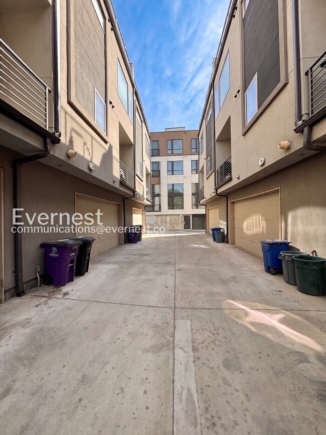 Building Photo - 3 Bed, 3 Bath Home with Garage / Available Soon!