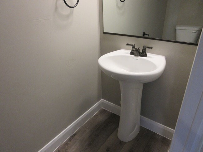 Building Photo - Move-In Discount - 3 bedroom, 2.5 bath - Heart of Cedar City!