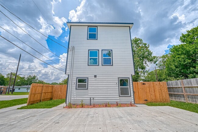 Primary Photo - 8125 Eastover St