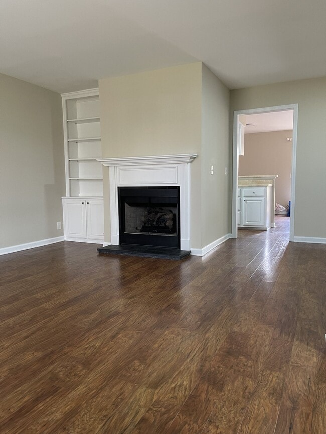 Building Photo - "Charming 3-Bed Townhouse with Cozy Fireplace in Prime Nashville Location – 1600 Sq Ft of Comfort!"