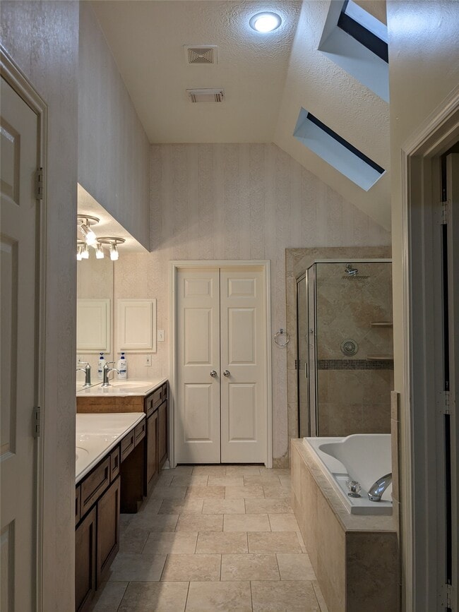 Building Photo - 635 Avery Dr