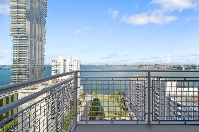 Building Photo - 2150 N Bayshore Dr