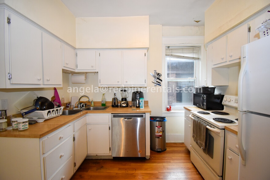 Building Photo - 5728 Solway St