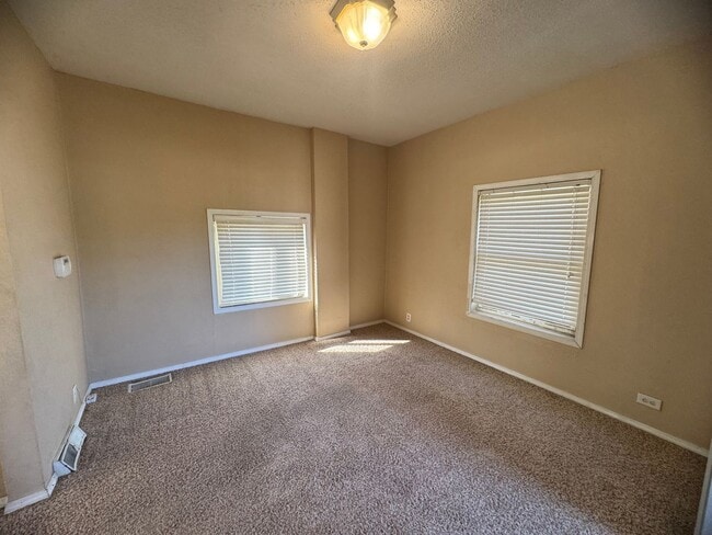 Building Photo - 3 bedroom home in Moline