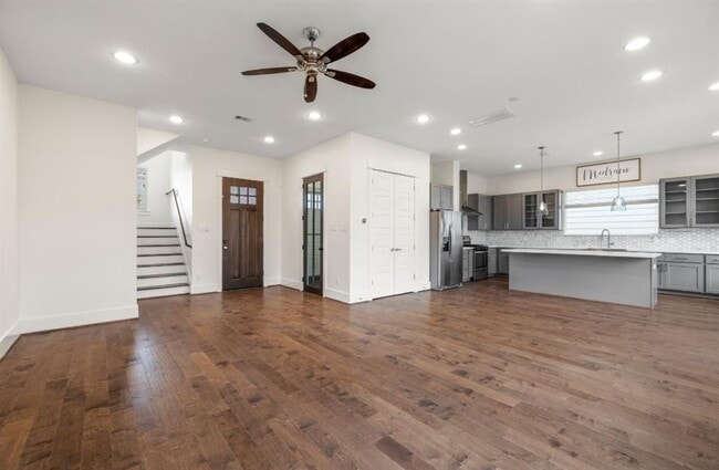 Building Photo - 406 Yale Oaks Ln