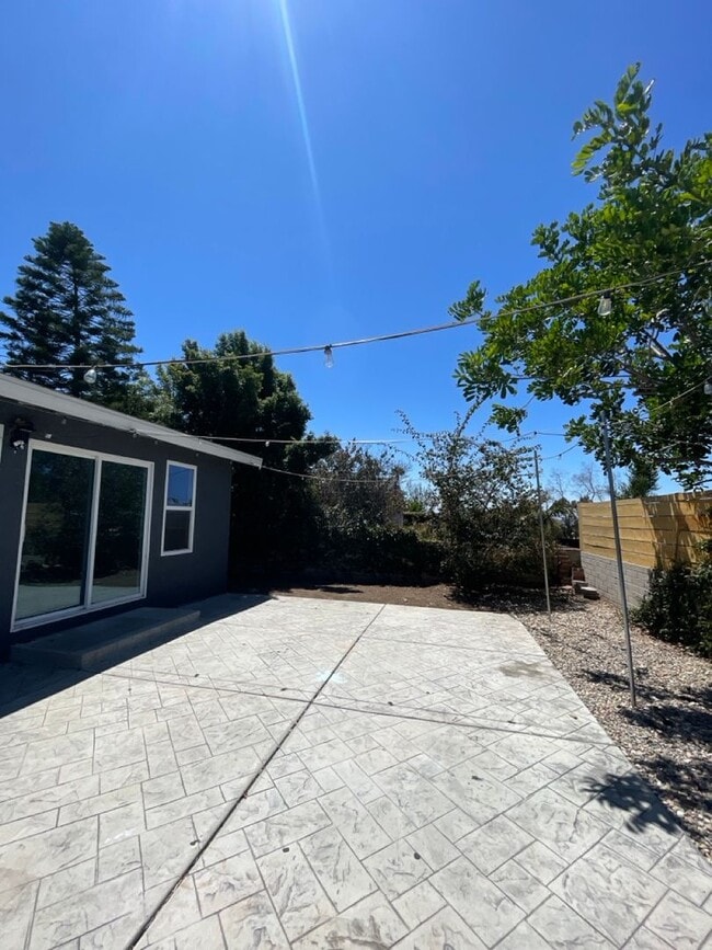 Building Photo - Two full kitchens + two washers & dryers!