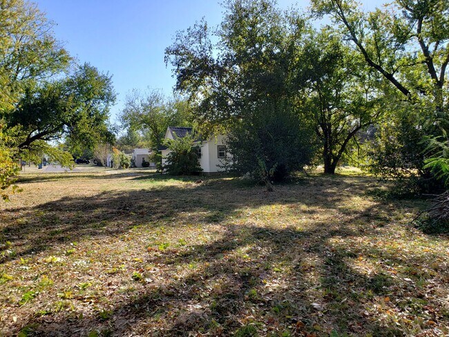 Building Photo - Spacious 2-Bedroom, 1-Bathroom Home AVAILABLE NOW!!