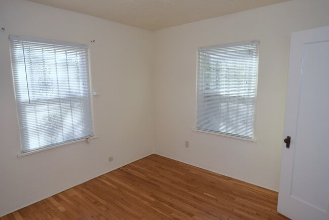Building Photo - 2 Bedroom Casita NOB HILL/UNM CNM AREA WITH GARAGE, FENCED YARD