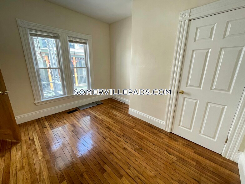 Building Photo - 185 Beacon St