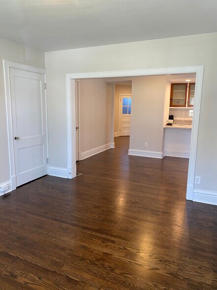 Building Photo - 4927 Lindenwood Ave