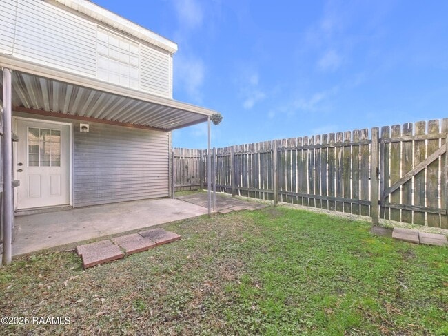 Building Photo - 114 Country Ln