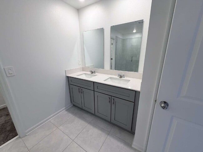 Building Photo - Available for Rent 5 spacious bedrooms and 2.5 bathrooms