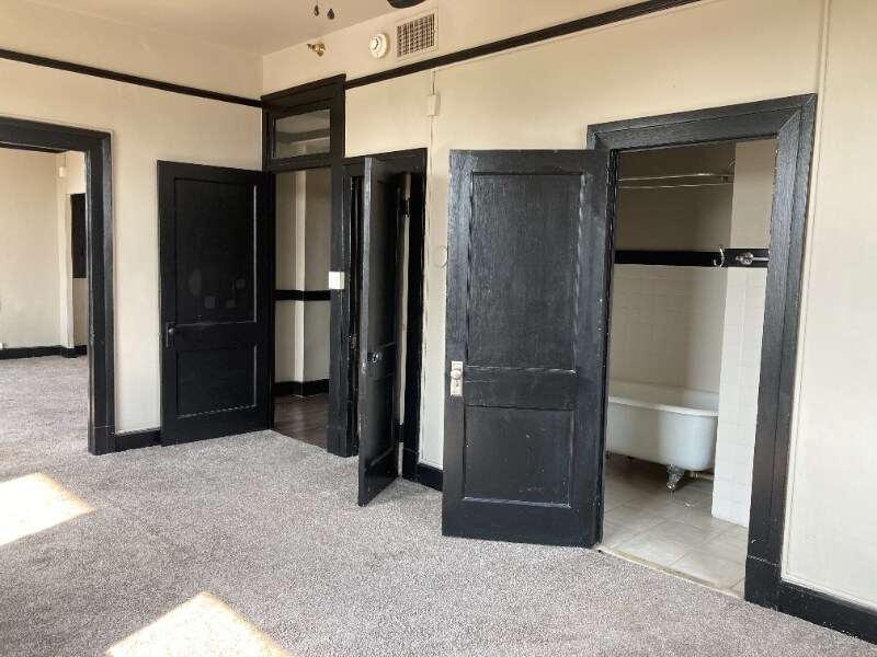 Building Photo - 301 N Austin St